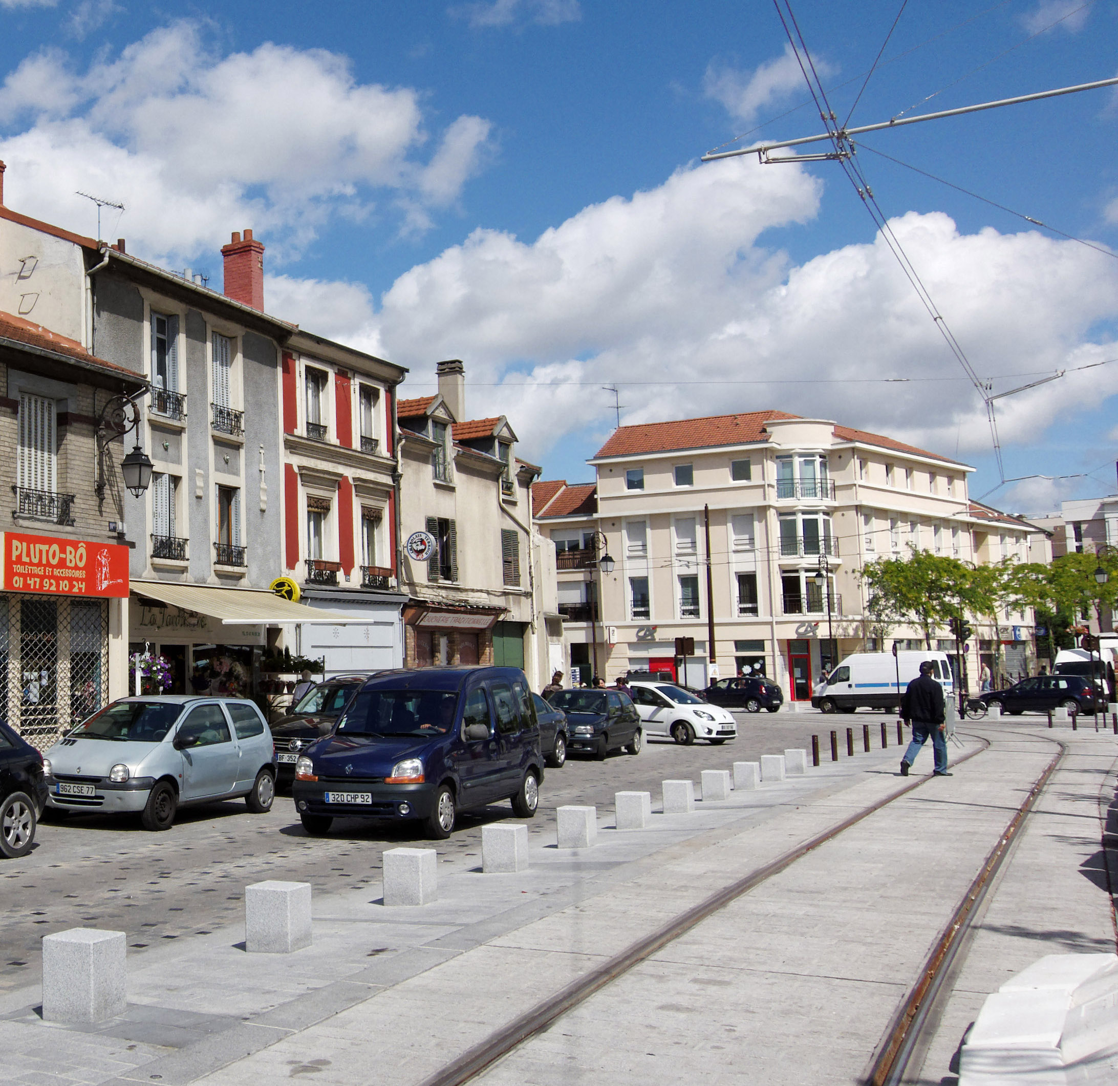 A Gennevilliers, comme dans beaucoup d'autres endroits des Hauts-de-Seine, tramway et constructions à peine terminés jouxtant un quartier plus ancien. en grand format (nouvelle fenêtre)