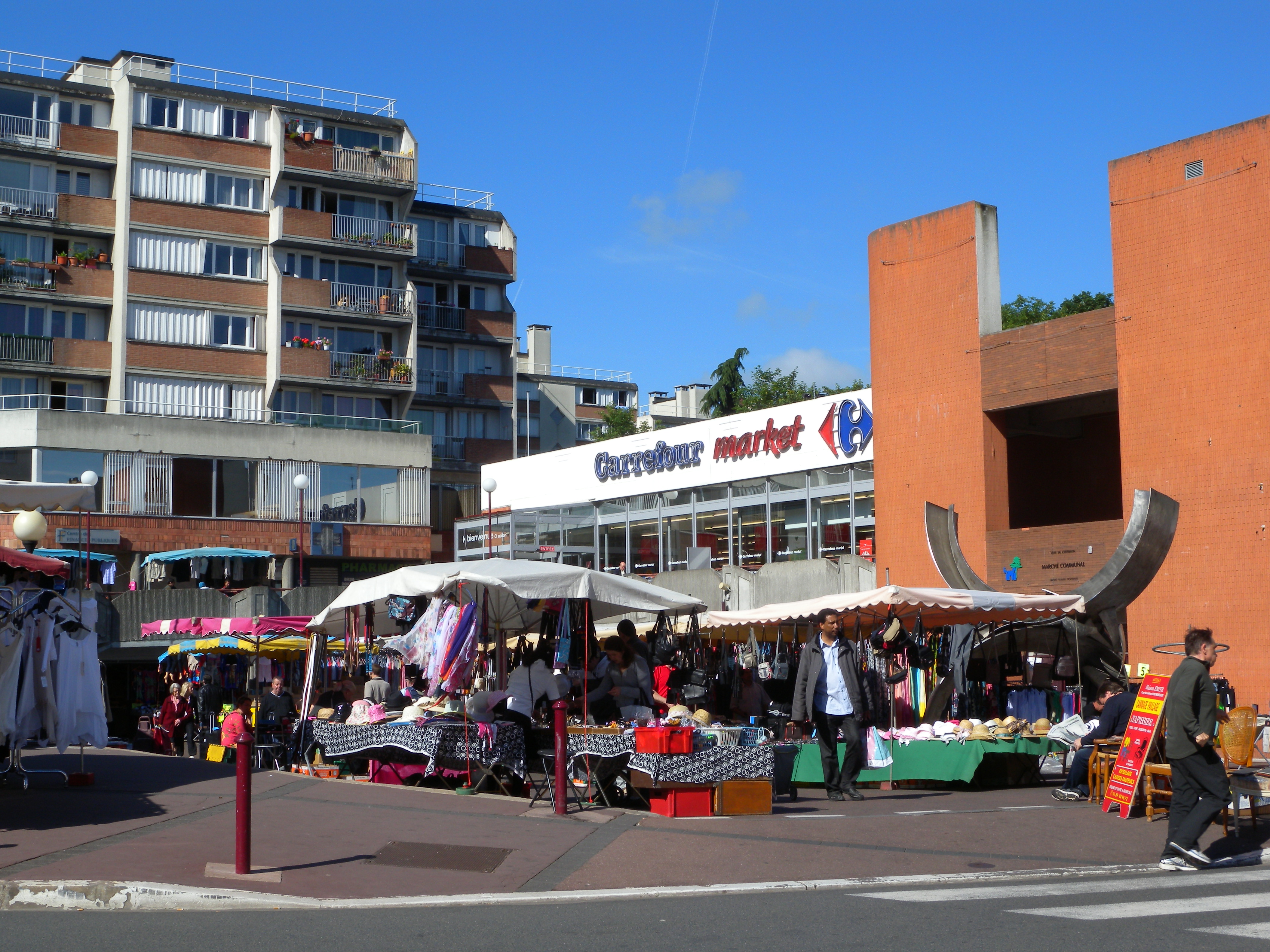 Le marché à Chatillon, à proximité du supermarché en grand format (nouvelle fenêtre)
