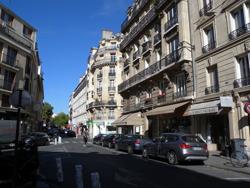 Une rue de Neuilly, où se reconnaît aisément le « paysage » Haussmannien  en grand format (nouvelle fenêtre)