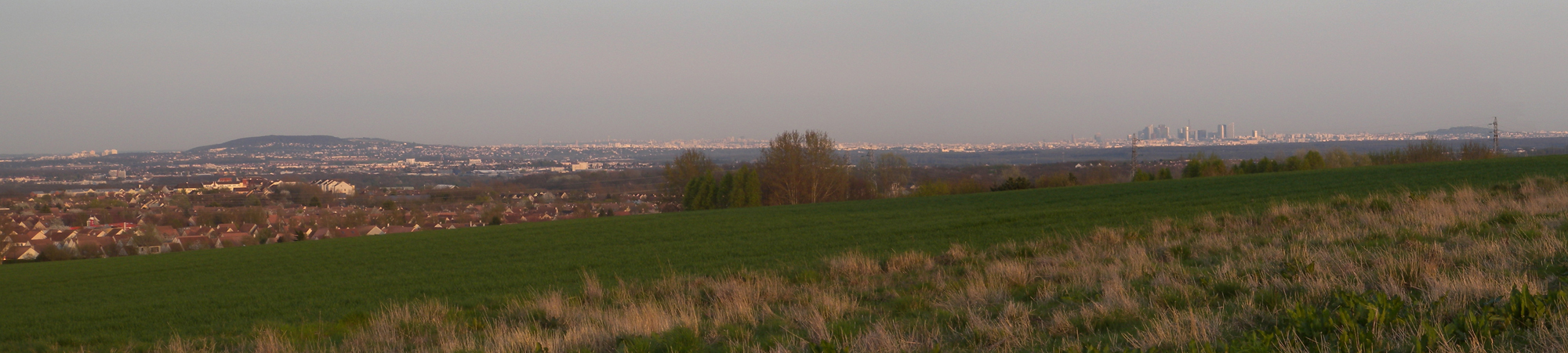 Depuis Cergy-Pontoise, la Défense vue de loin 