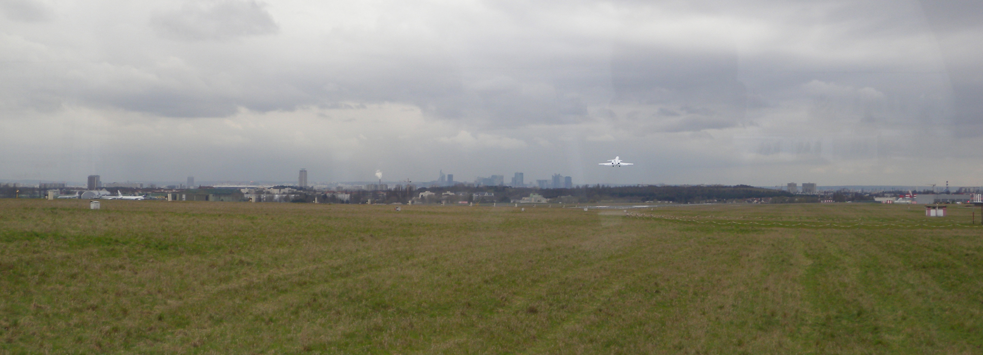 Depuis les pistes de l’aéroport du Bourget, la Défense vue de loin