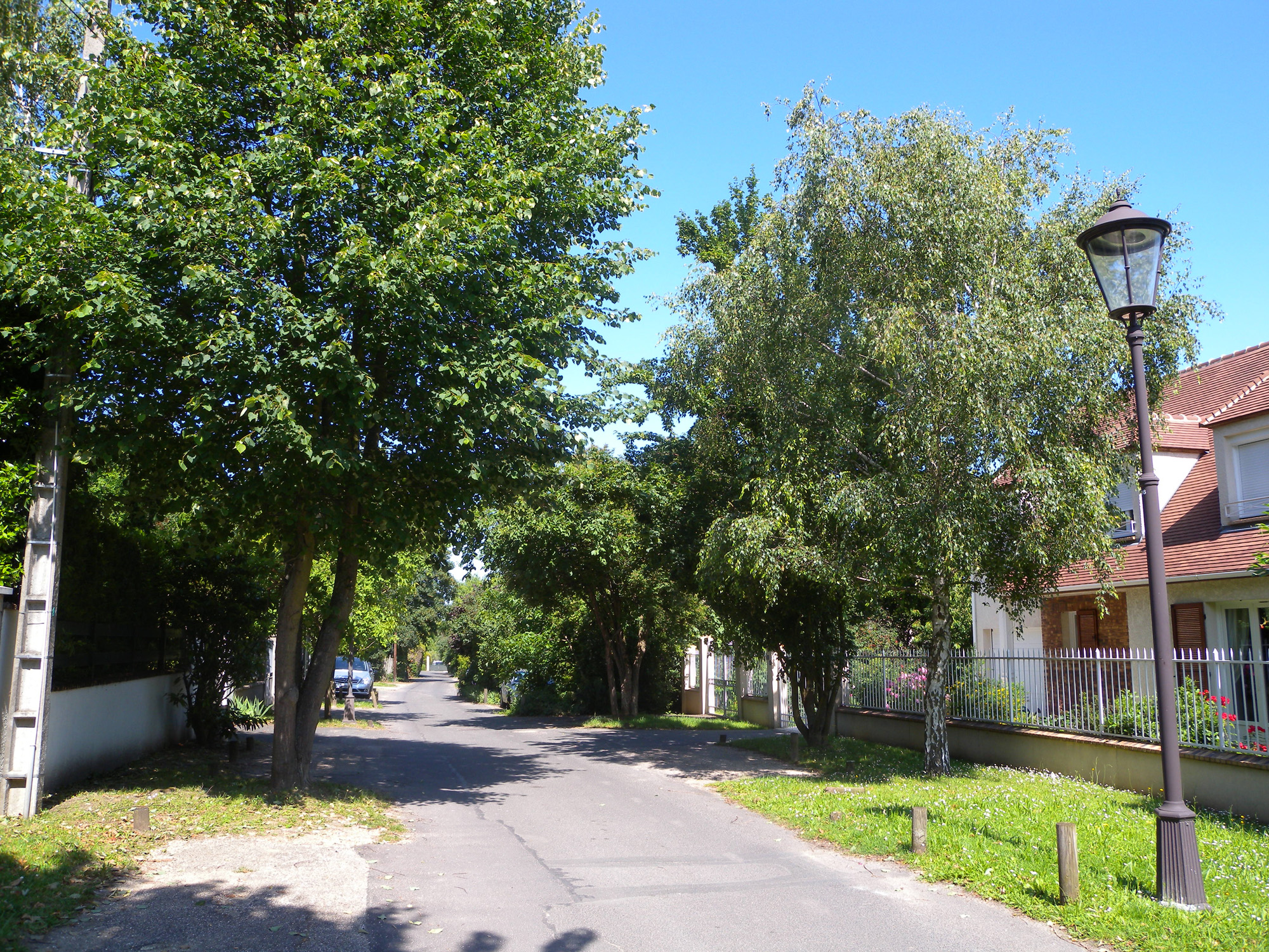 Rueil-Malmaison, une rue dans le voisinage du parc