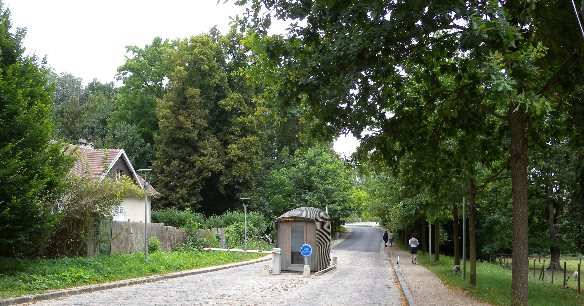 Un des péages à l’entrée du parc de Saint-Cloud