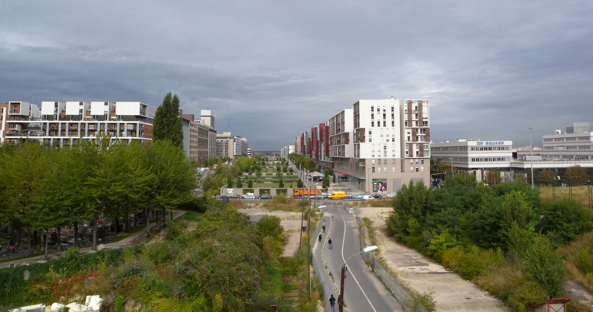 Nanterre, vue sur les Terrasses depuis la passerelle entre les cimetières, photo été 2013.