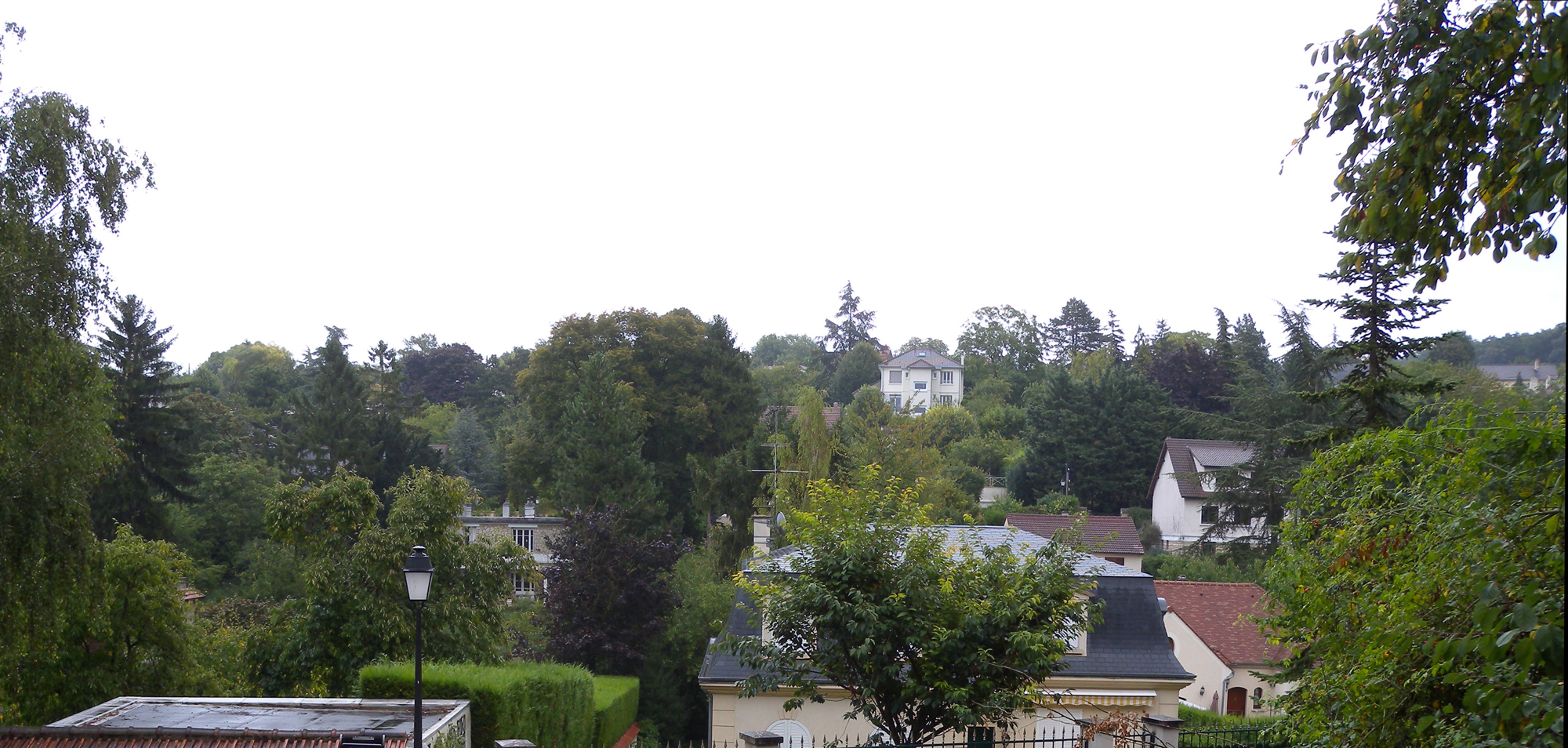 Vue sur le versant habité du vallon des Gallicourts