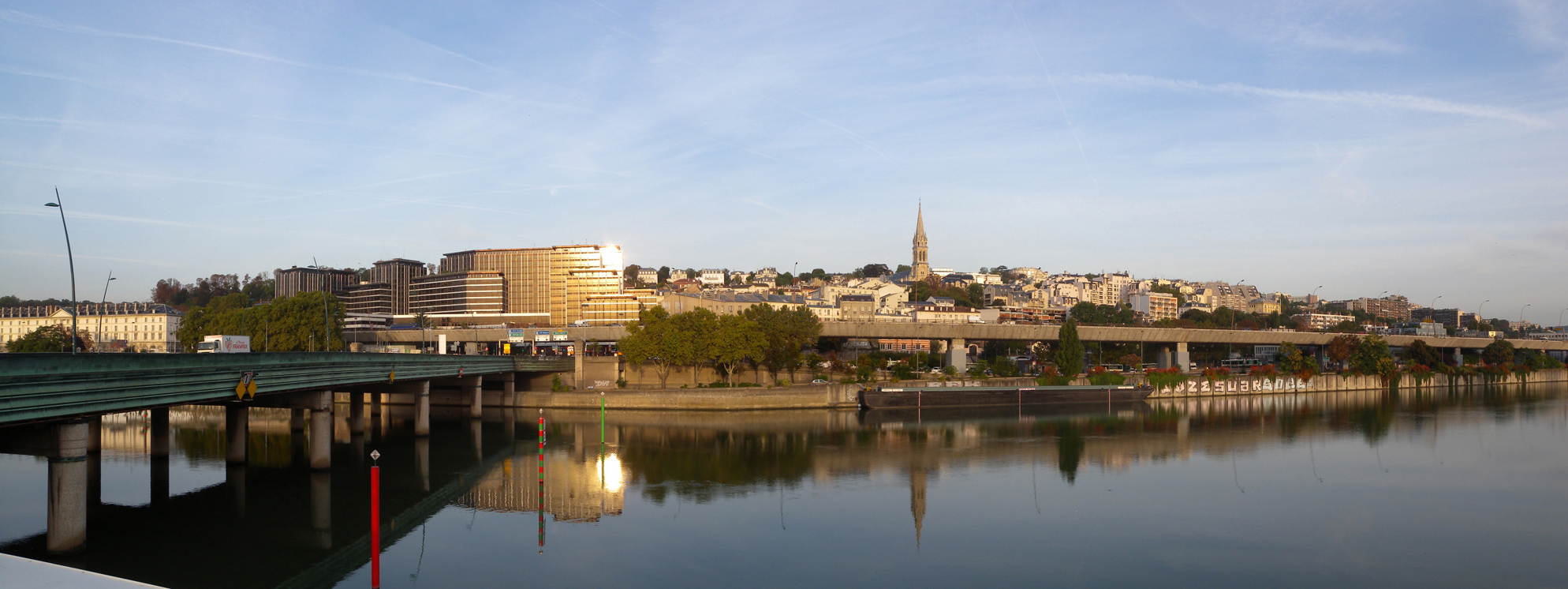 Saint-Cloud, vue vers le village en aval du pont de Saint-Cloud