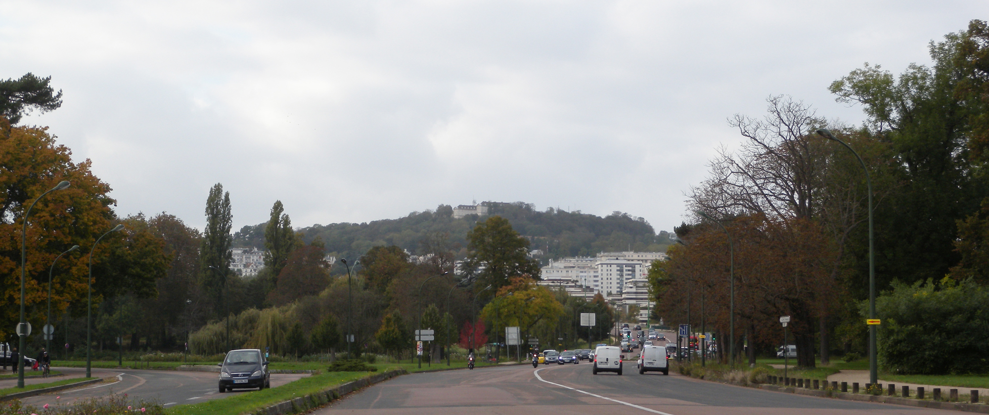 Le Mont-Valérien et Suresnes, vus depuis la route de Suresnes dans le Bois de Boulogne