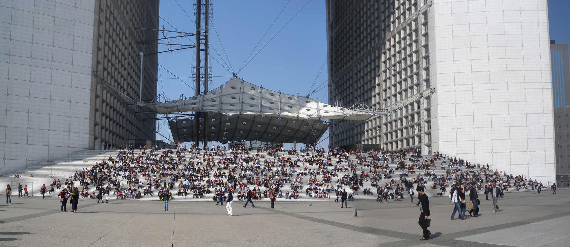 Les marches de l’Arche à La Défense, un jour de travail, en été, pendant la pause du midi 
