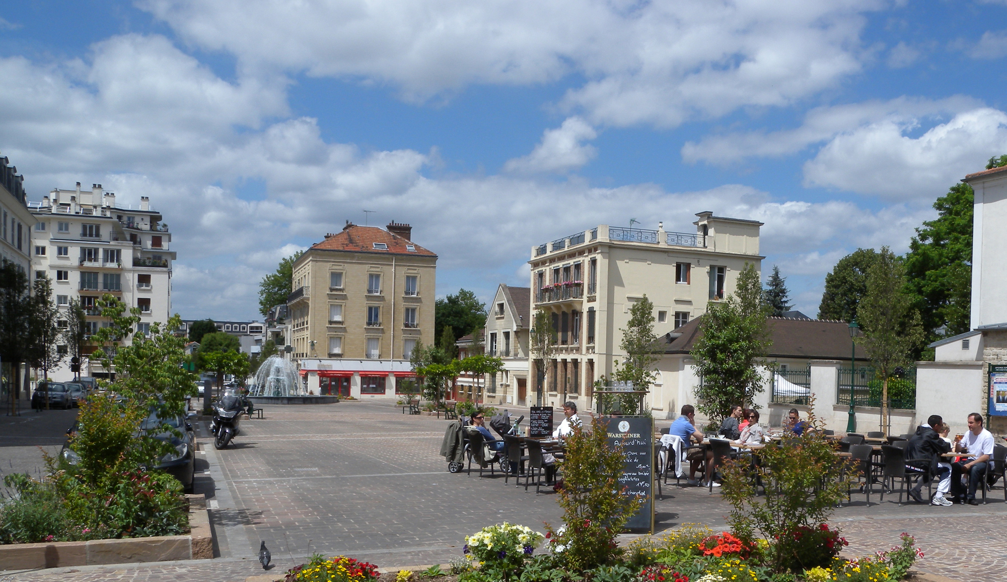 Sur une place de Rueil-Malmaison 