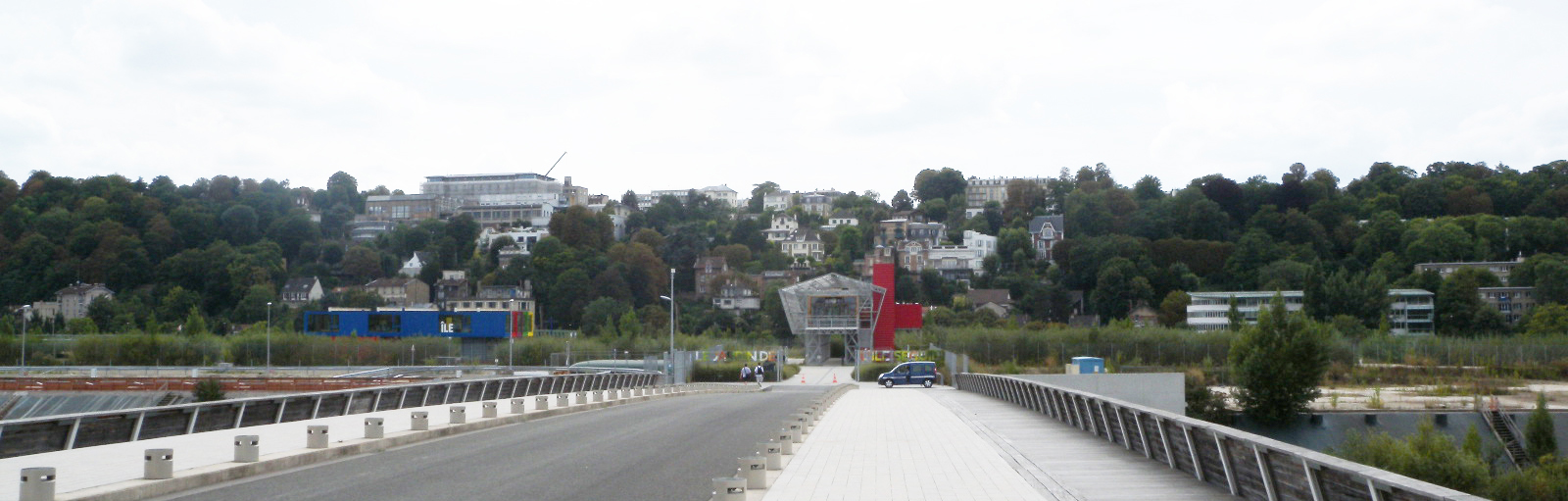 Sèvres et Meudon vus depuis le pont Renault de l’île Seguin à Boulogne-Billancourt
