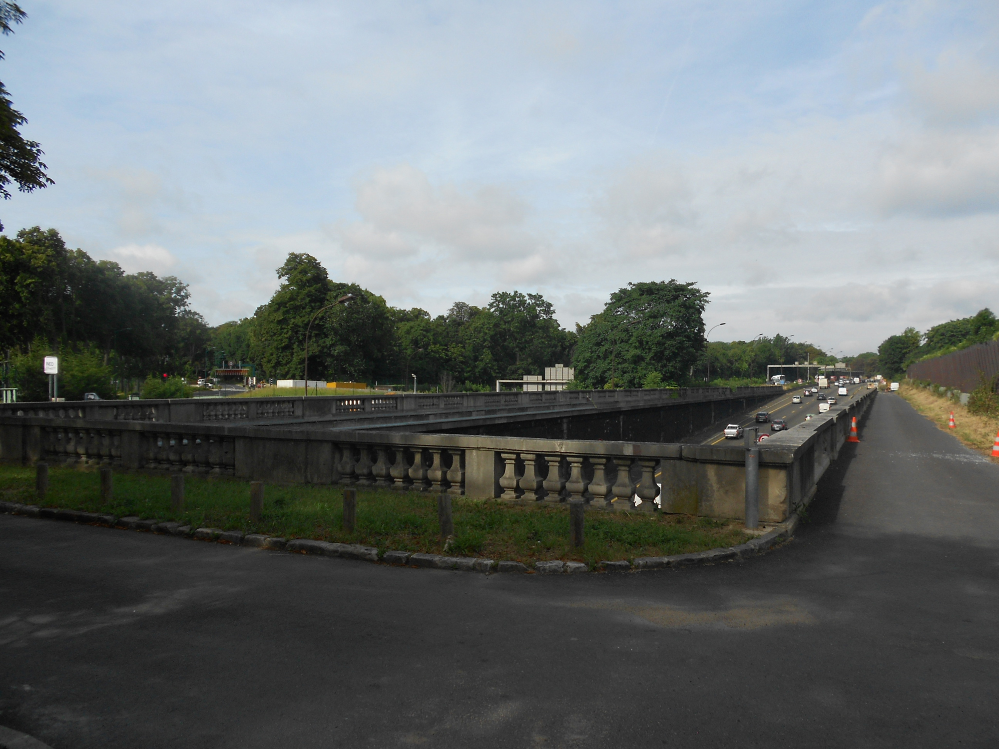 L’autoroute A13 à la sortie du tunnel de Saint-Cloud, vue vers l’ouest