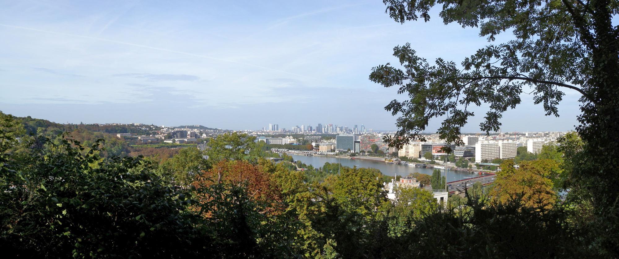Depuis le parc de Brimborion à Sèvres, la Défense vue de moins loin