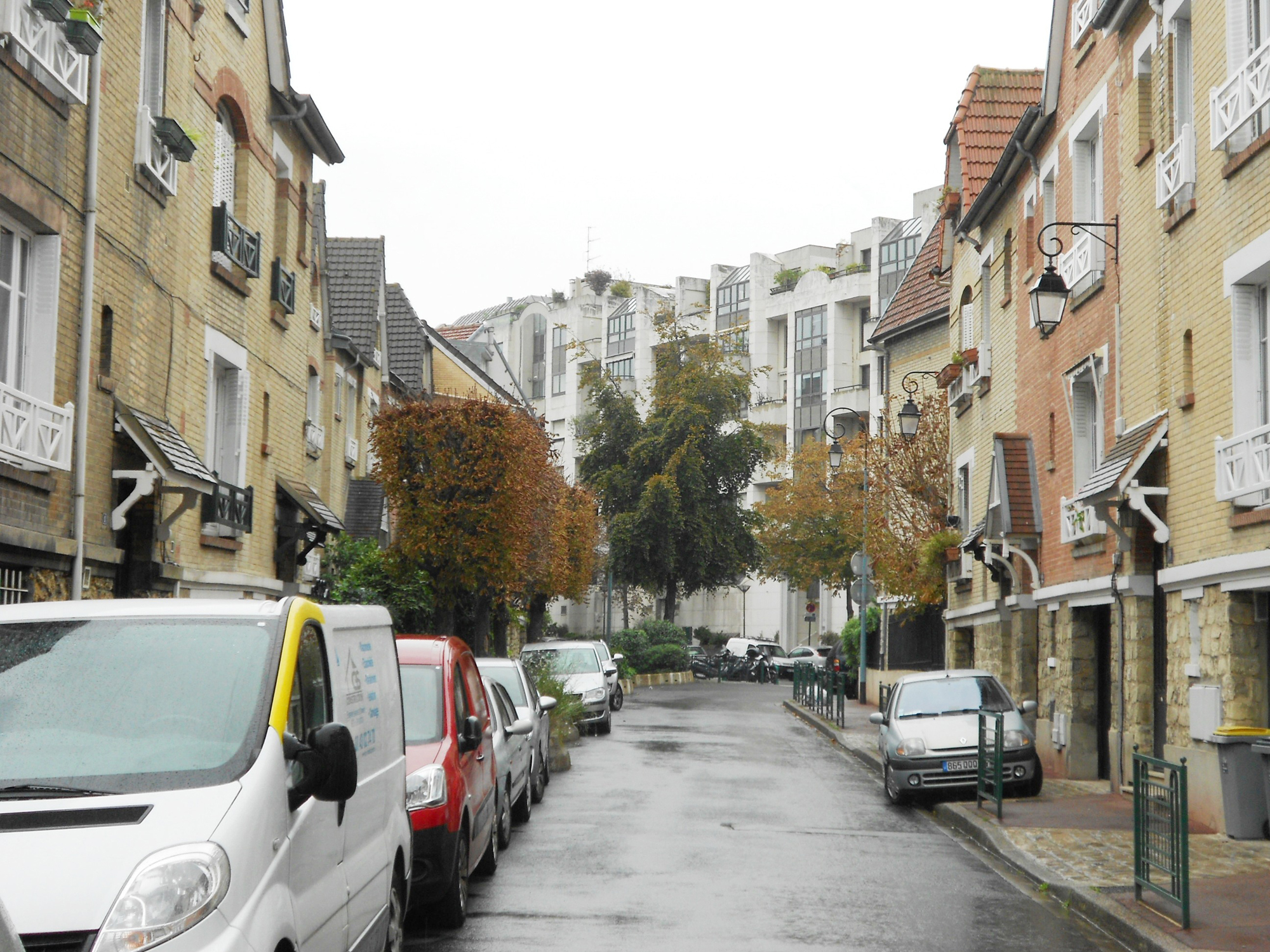Suresnes, le village anglais, au premier plan