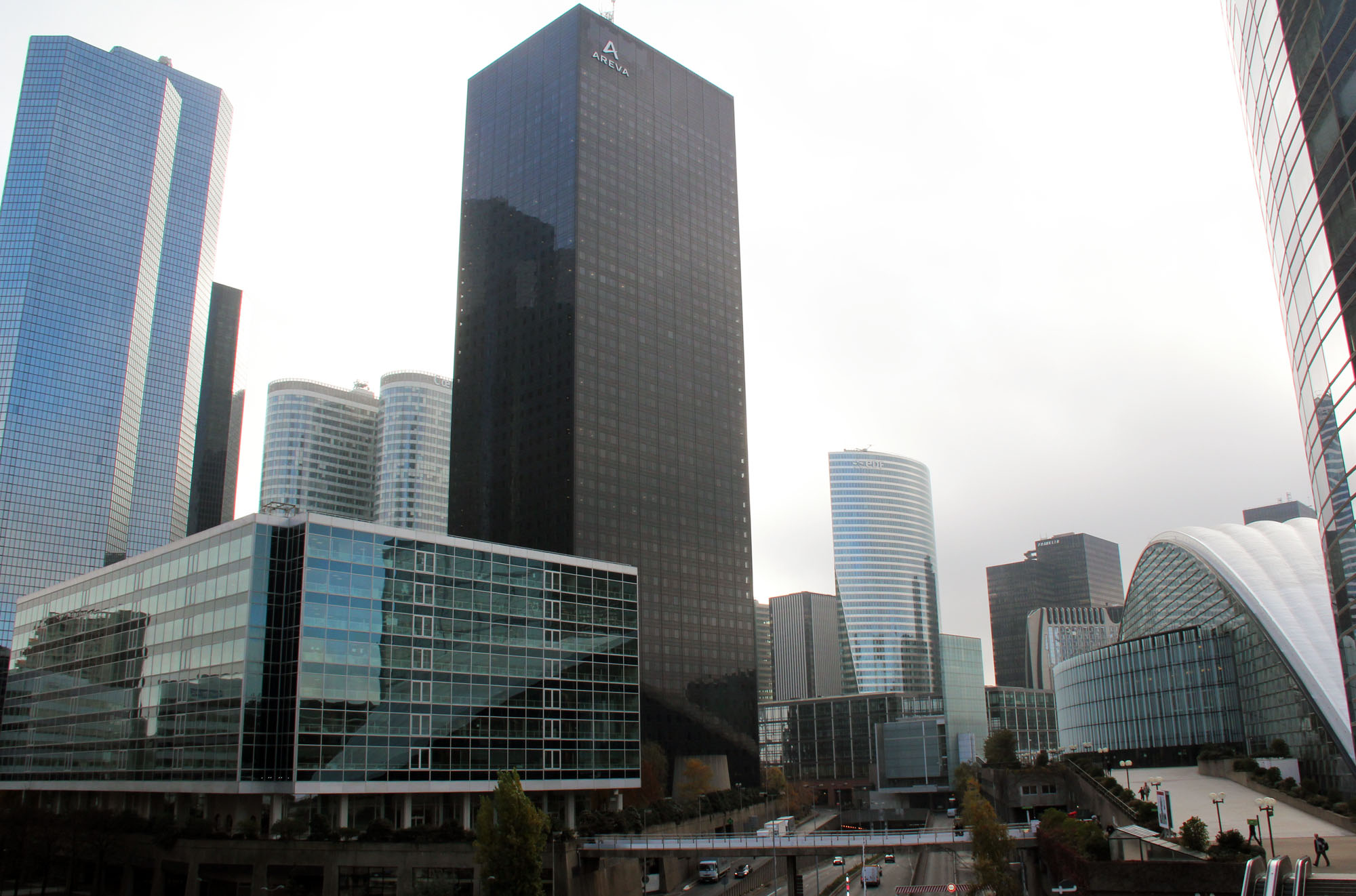 La forte identité architecturale de la Défense se lit dans la conception de ses immeubles et tours