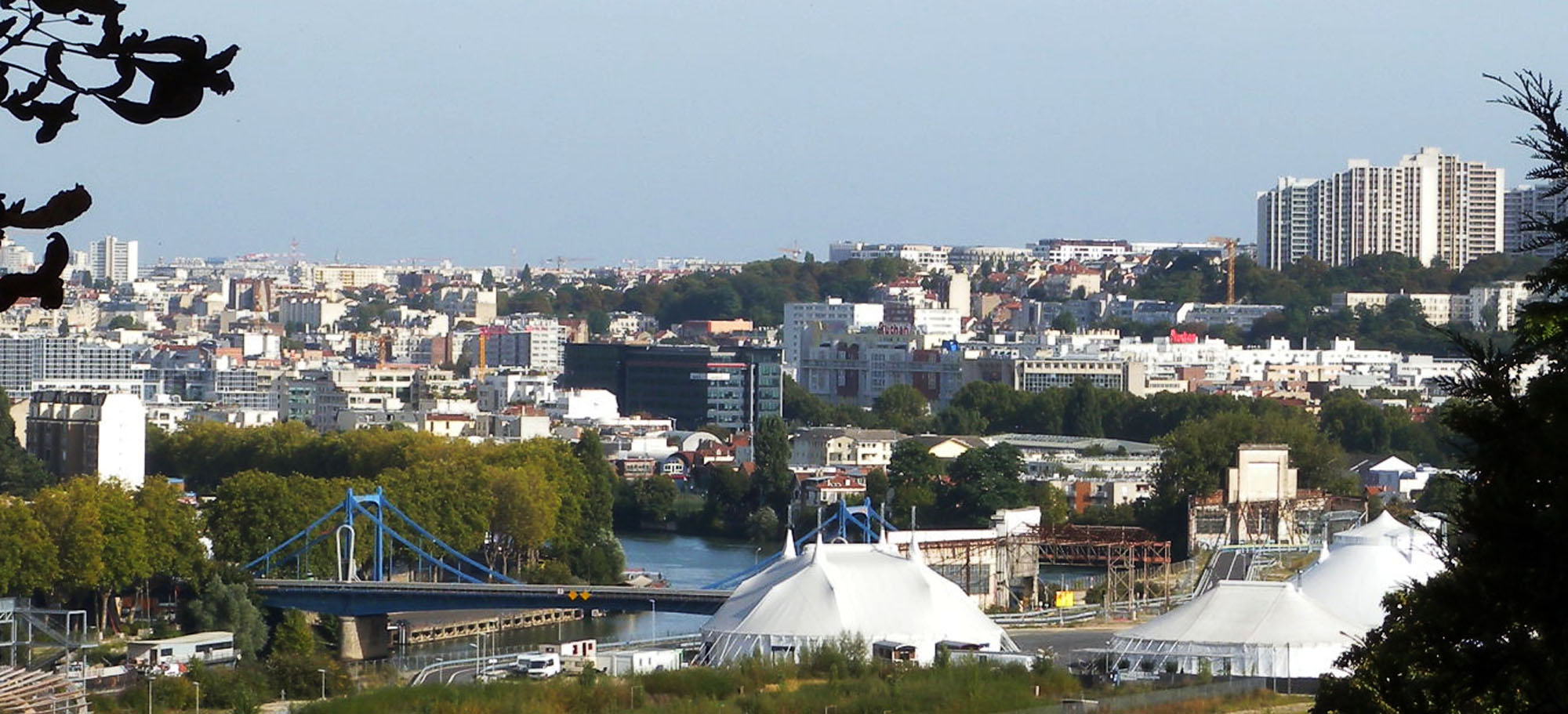 L'important marquage des Épinettes dans le paysage altoséquanais, vue depuis le parc de Brimborion à Sèvres