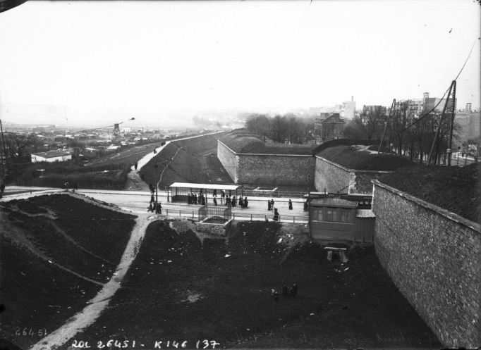 Une vue des anciennes fortifications d’Adolphe Thiers, ici porte de Versailles, Image : http://franciliensdemain.wordpress.com/