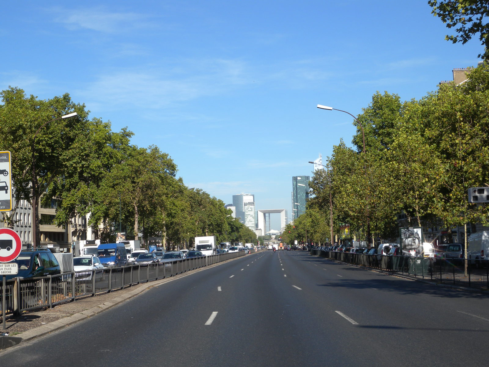 L'avenue Charles de Gaulle, axe des Tuileries dans sa traversée de Neuilly-sur-Seine  en grand format (nouvelle fenêtre)
