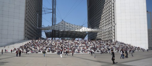 Les marches de l'Arche à La Défense, un jour de travail, en été, pendant la pause du midi   en grand format (nouvelle fenêtre)
